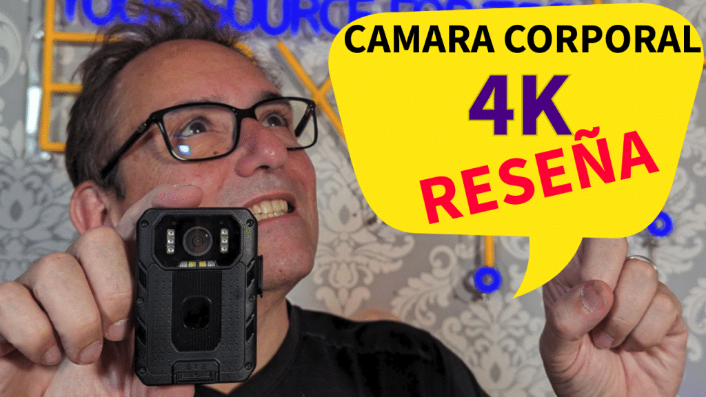 Hombre sosteniendo una cámara corporal 4K con expresión emocionada, con bocadillos de texto que indican 'CÁMARA CORPORAL 4K RESEÑA