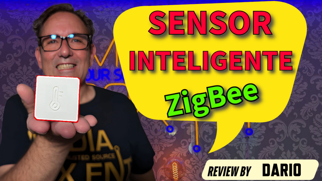 Un hombre sonriente con gafas sostiene un pequeño dispositivo sensor inteligente blanco con un símbolo de termómetro. En el fondo, hay una pared decorativa y un gran globo de diálogo amarillo con el texto "SMART SENSOR ZigBee" en letras rojas y verdes en negrita. En la parte inferior derecha, hay una etiqueta que dice "Review by Dario" en texto negro.