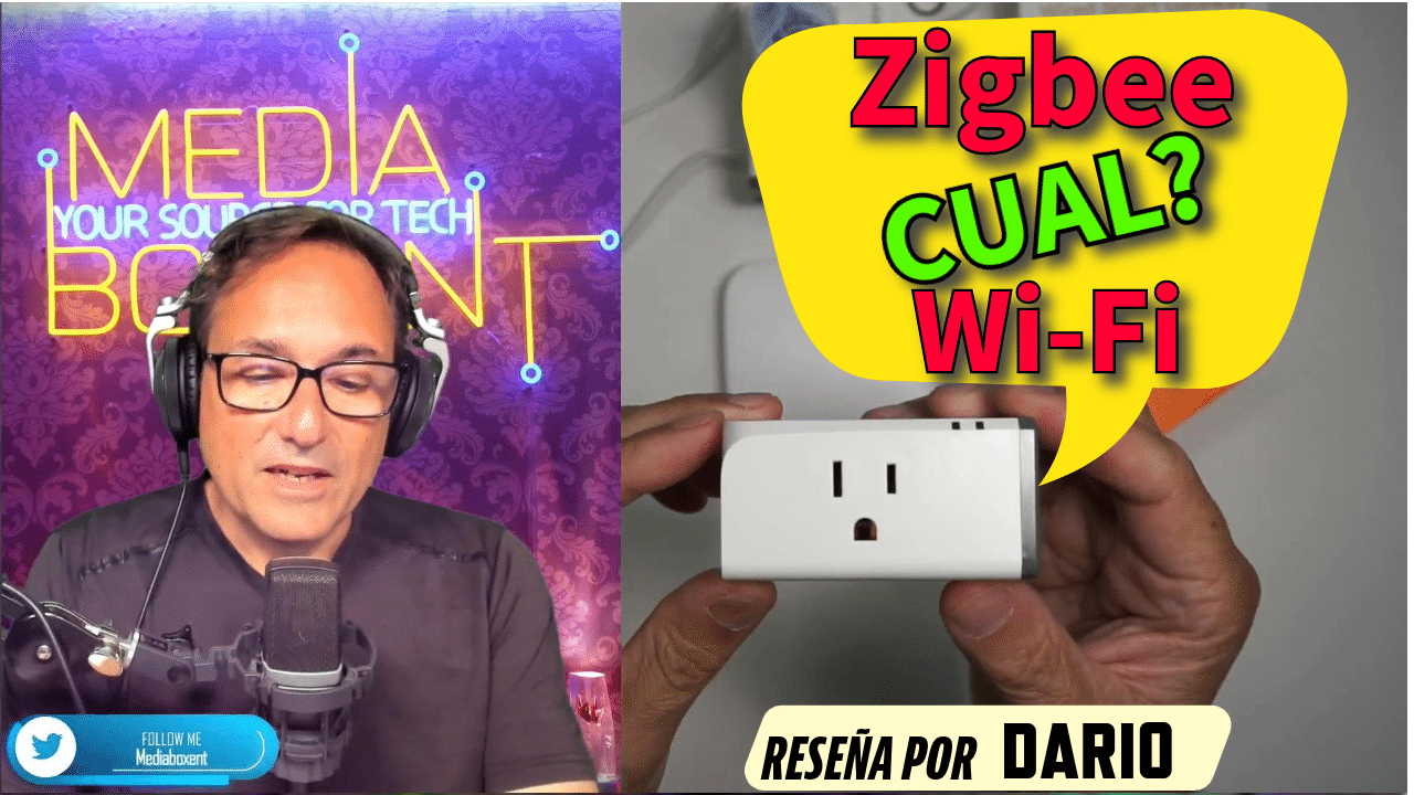 Reseñador de tecnología discutiendo opciones de enchufes inteligentes con conectividad Zigbee o Wi-Fi en el podcast de MediaBxxent.