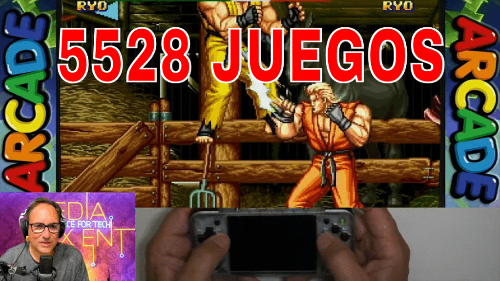 antalla que muestra un juego de lucha retro con dos personajes enfrentándose y el texto "5528 Juegos" en letras rojas grandes. A la izquierda se lee "ARCADE" en letras de colores. Abajo se ve a un hombre con audífonos y una consola portátil en sus manos.