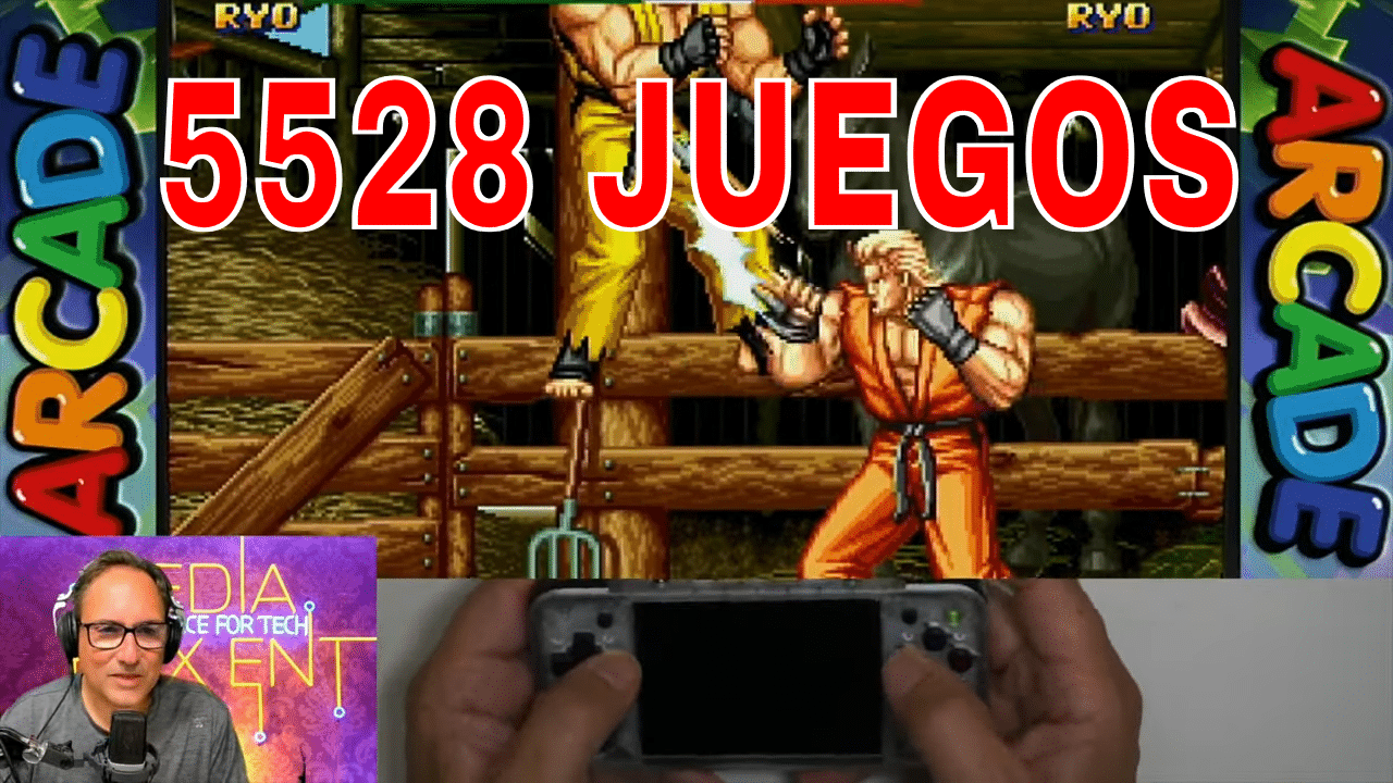 antalla que muestra un juego de lucha retro con dos personajes enfrentándose y el texto "5528 Juegos" en letras rojas grandes. A la izquierda se lee "ARCADE" en letras de colores. Abajo se ve a un hombre con audífonos y una consola portátil en sus manos.